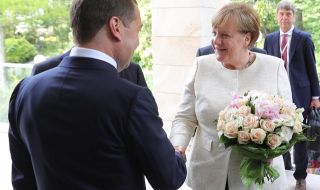Медведев възхвалява Меркел и обвинява САЩ за отношенията със Запада