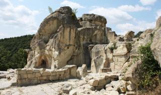 Правят възстановка на винено-огнен ритуал на Перперикон