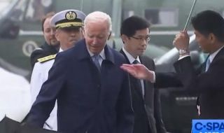 Байдън се пребори с чадъра си в Япония ВИДЕО