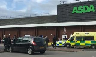 Кола помля минувачи пред магазин