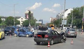 Катастрофа блокира бул. &quot;Цар Борис III&quot; в София