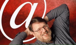 Почина бащата на имейла и @