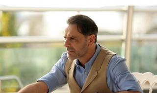 Популярен актьор преби 17 години по-младата си приятелка (СНИМКИ)