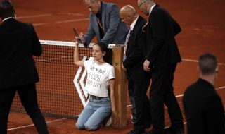 Активистка прекъсна полуфинала на Roland Garros, връзвайки се за мрежата
