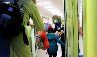 Образователният министър предлага компенсации за родители с деца, неприети в детски градини