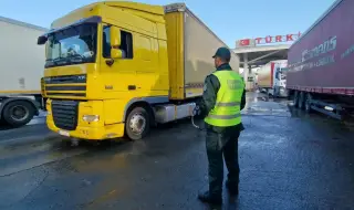 Трафикът на товарни автомобили е интензивен на границите с Румъния, Турция и Сърбия
