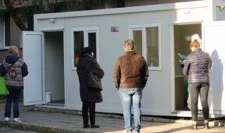 Здрави хора се редят пред COVID фургоните на болниците