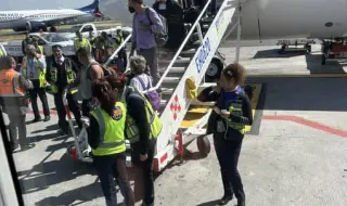 Бунт на борда: Мъж излезе на крилото на пътнически самолет в Мексико Сити ВИДЕО