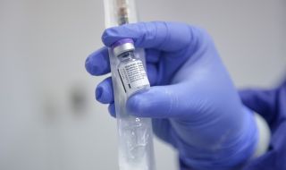 ЕК си гарантира още 1,8 милиарда дози от ваксината на „Пфайзер”