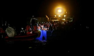 Кораб с около 400 мигранти бедства между Либия и Малта