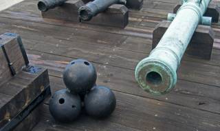 Взривиха снаряд от 19-ти век, скрит сред антики