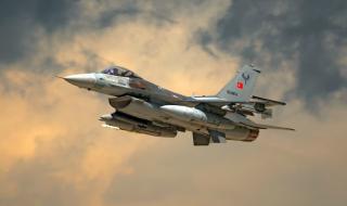 Турски бойни самолети ядосаха Гърция