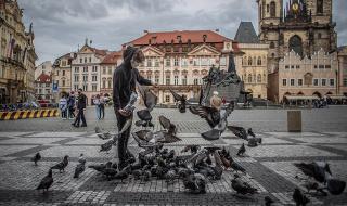 Чехия отваря границите си и разрешава събирания на до 500 души
