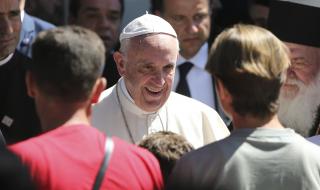 Папата: Атентатите са обида за религията
