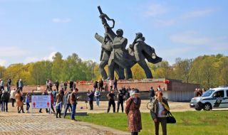 Руски съюз в Латвия пази съветски паметник в Рига