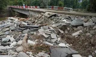 Започва разчистването на отломките на срутените при наводнението през септември мостове в Царево