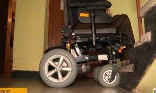 Мъж получи количка, но продължава да е затворен в дома си