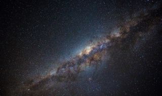 Галактика-канибал се вихри непосредствено до Млечния път 