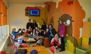 Сираци помагат на болни деца