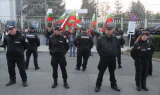 Протестиращи хвърлят червена боя срещу руското посолство