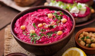 Рецепта за вечеря: Бърз хумус с цвекло