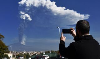 Вулканът Етна изригна зрелищно и засипа селища с пепел (ВИДЕО)