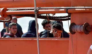 Мигранти избягаха от самолет от Мароко за Турция при аварийно кацане в Барселона