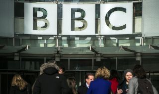Медиен скандал! Председателят на съвета на директорите на Би Би Си подаде оставка