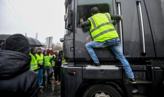 Нападнали български камион във Франция, шофьорът се паникьосал