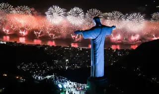 Зрелищно шоу в Рио! 2 милиона души гледаха новогодишната заря на плажа Копакабана