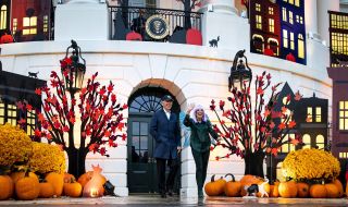 Джо Байдън и съпругата му отпразнуваха първия си Хелоуин в Белия дом (ВИДЕО+СНИМКИ)