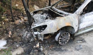 Кола се удари в дърво и изгоря на пътя Банско - Симитли