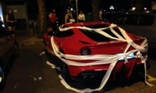 Деца се изгавриха с Ferrari-то на Балотели