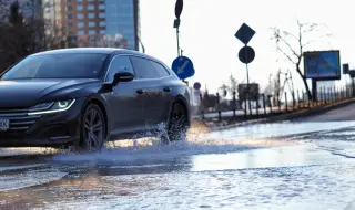 Спукан водопровод заледи локално платно на "Цариградско шосе" в София