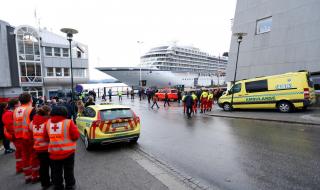 Всички 1400 туристи от Viking Sky са спасени (СНИМКИ)