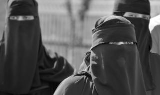 Британските спецчасти избягали от Афганистан, облечени като набожни жени