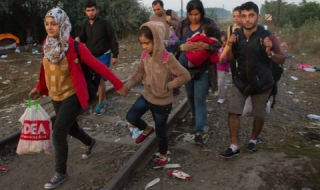 Унгария предоставя автобуси на бежанците-пешеходци