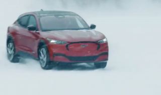 Електрическите Mustang и F-150 се забавляват в снега (ВИДЕО)