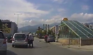 Двама джигити се удрят на пътя (Видео)