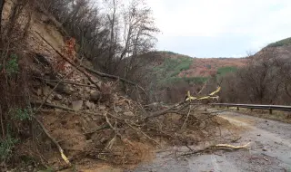 Паднала скалa затвори пътя Велинград - Сърница