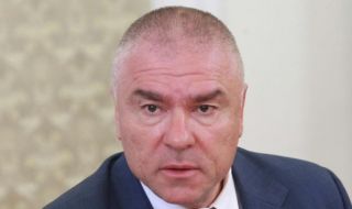Марешки нападна Дончева: Нямаше да е в депутатските листи, а още не се е отказала