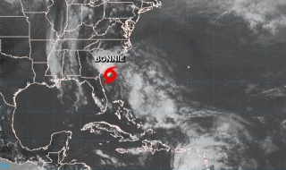 Първата за годината тропическа буря се е запътила към САЩ