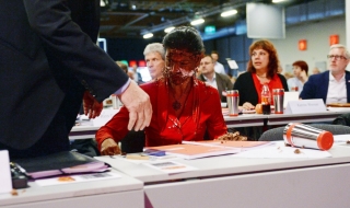 Право в лицето: Замериха лидерката на Левите в Германия с торта (видео)