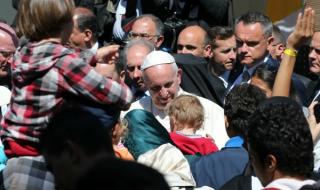 Папа Франциск: Приоритет трябва да са бежанците и бедните