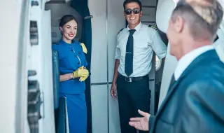 Защо стюардесите учтиво ни посрещат при влизане в самолета?