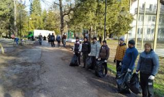 Затворници почистиха доброволно парк в Плевен
