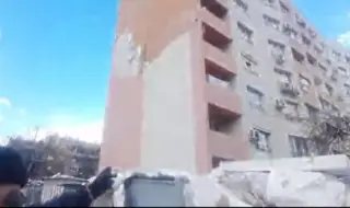 Заради силния вятър: Изолация се срути върху гаражи и пътека до жилищен блок в Асеновград