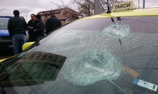 Мъж нападна с бухалка таксиджия след катастрофа