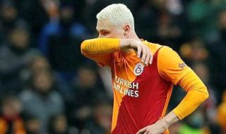Футболист на Галатасарай игра с разбита глава, получи 15 шева