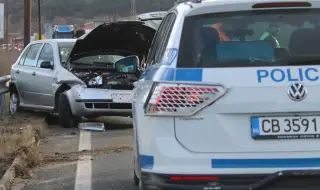 Край Карлово: Челен сблъсък на два автомобила прати четирима в болница